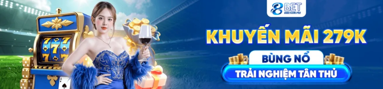Một người đàn ông trẻ tuổi đang vui vẻ theo dõi trận đấu bóng đá trên điện thoại di động, với giao diện cá cược thể thao bet12 win hiển thị. Phông nền là sân vận động và ánh đèn rực rỡ, thể hiện sự hứng khởi của cá cược trực tuyến.